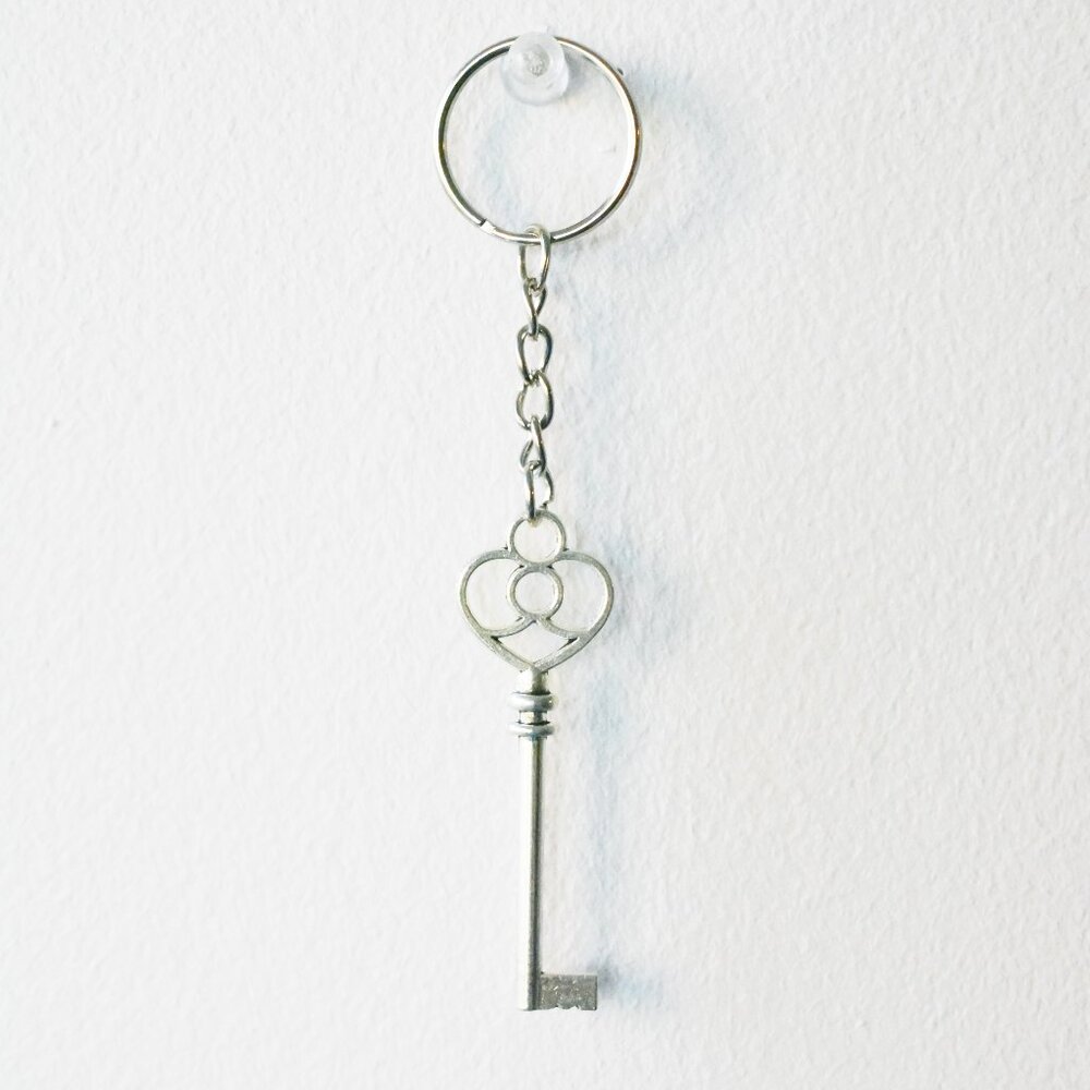 ❤️ Ornate Heart Key Keychain Accessory - Picture 1 of 3